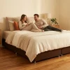 Base King Size Verona Tapizada en Café - ambientada en uso