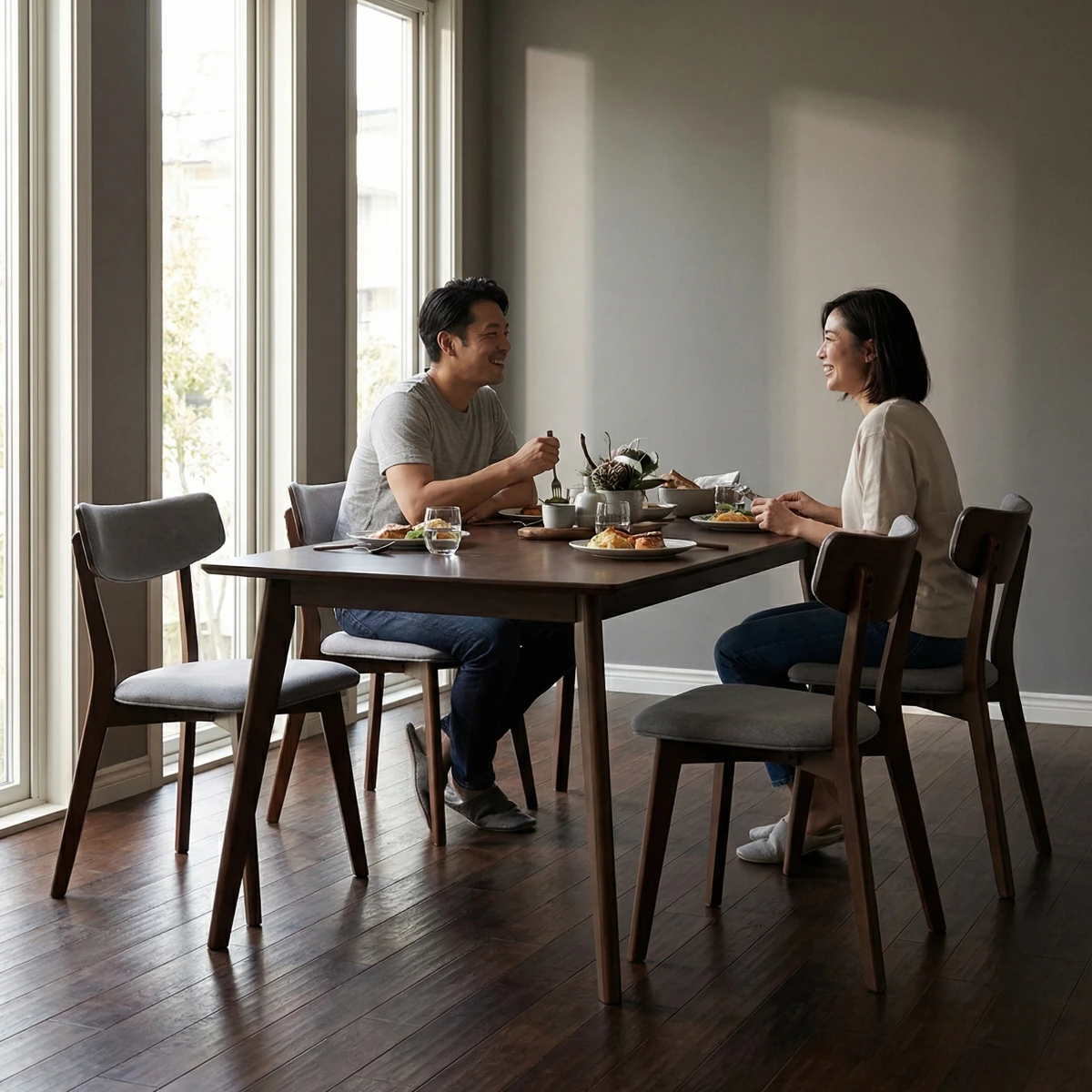 Silla Poppy Nogal - ambientada en uso