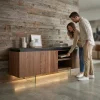 Mesa para TV Flone Nogal - ambientada en uso