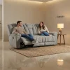 81747-Sofa-Reclinable-Electrico-Sacramento-Ashley-ambientadauso-05-1.webp Sofá Reclinable Eléctrico Sacramento Ashley - ambientada en uso