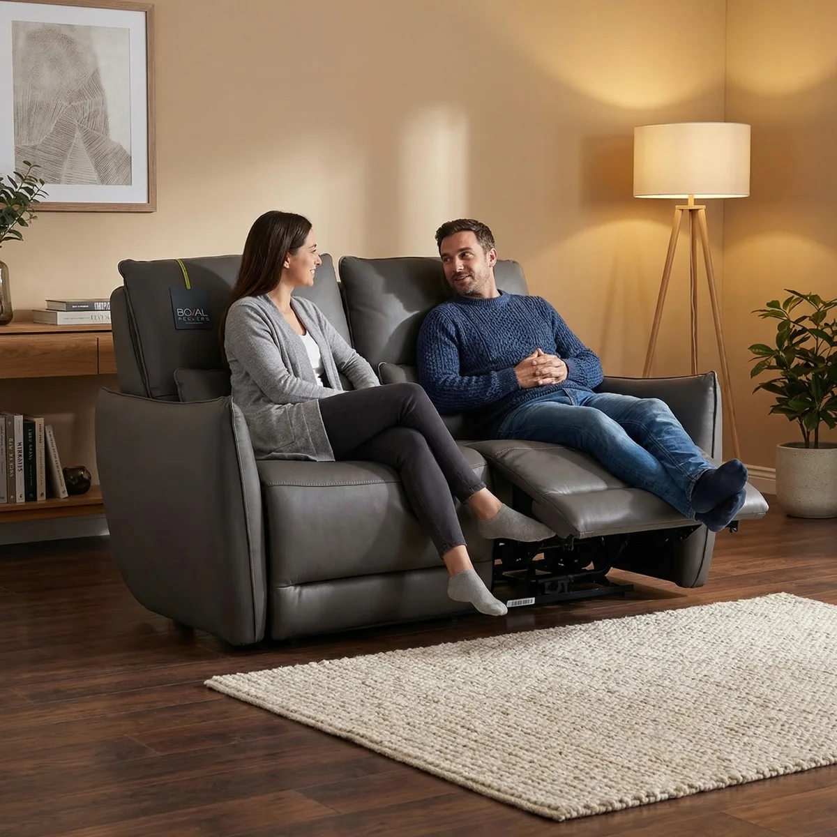 Love Seat Reclinable Eléctrico Bennett Boal Gris - ambientada en uso