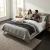 Cama Yugana Queen Size Piel Vegana - ambientada en uso